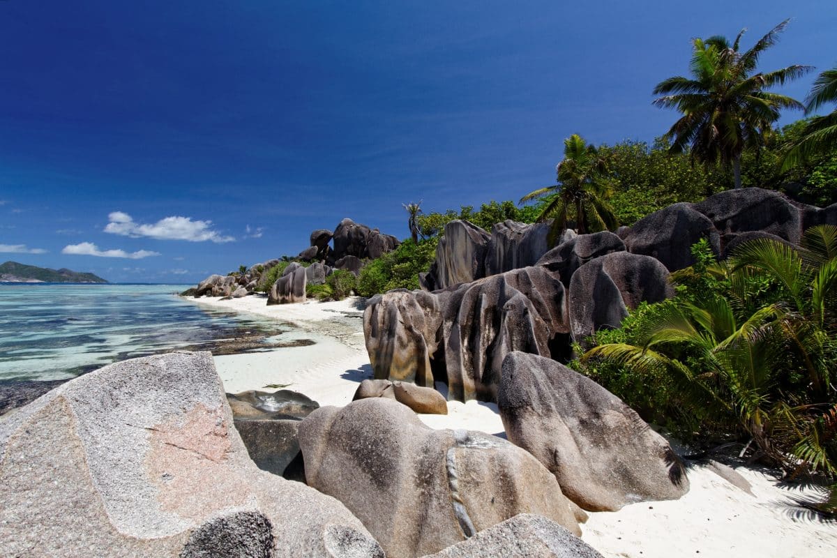 Photo d'une plage des Seychelles belle destination lune de miel