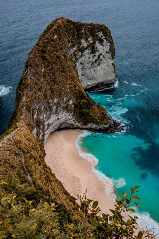 Photo d'une falaise et d'une plage à Bali